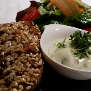 Getreidelaibchen mit veganer Kräuteraioli