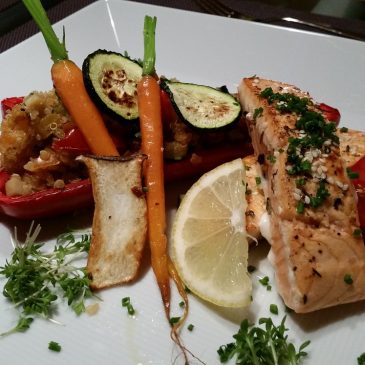 Rezept der Woche – Lachsfilet mit Quinoa gefülltem Paprika