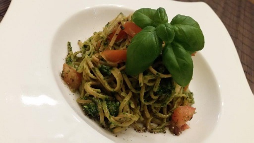 Paradeisernudeln mit Bärlauchpesto
